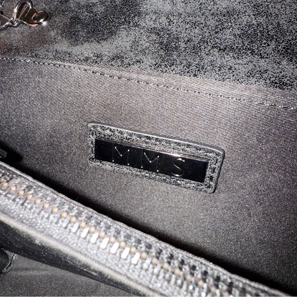 Elegant Chain-Trimmed Wallet Bag - Picture 11 of 16